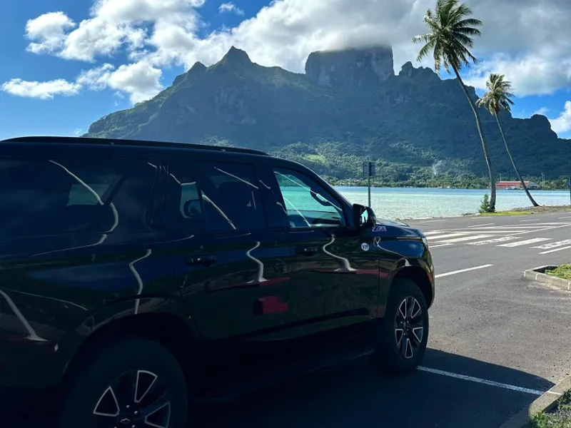 Point de vue au niveau de la mer du Mont Otemanu s'élevant du lagon, arrêt photo iconique près du lycée de Vaitape à Bora Bora
