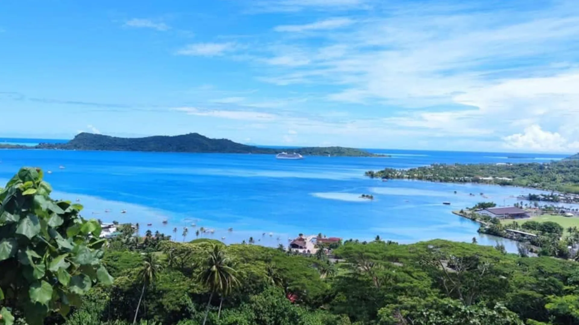 Vue panoramique époustouflante de la baie de Faanui et de la passe depuis le point de vue Tereia à Bora Bora