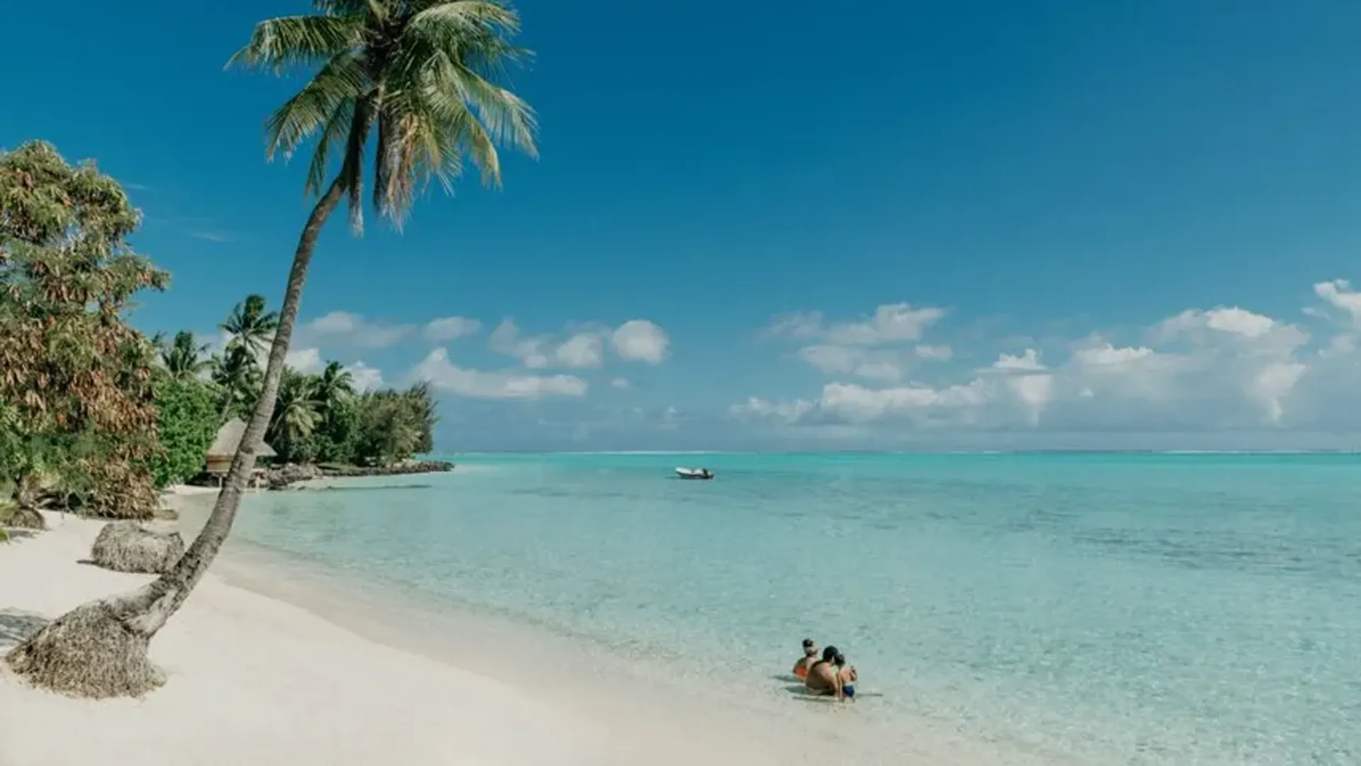Vue aérienne de la plage de Matira avec son sable blanc et son lagon turquoise à Bora Bora pour les circuits VIP