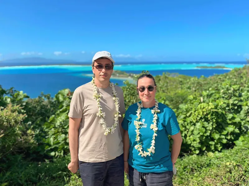 Snorkeler explorant le Jardin de Corail avec une tortue de mer et des poissons tropicaux dans le lagon de Bora Bora