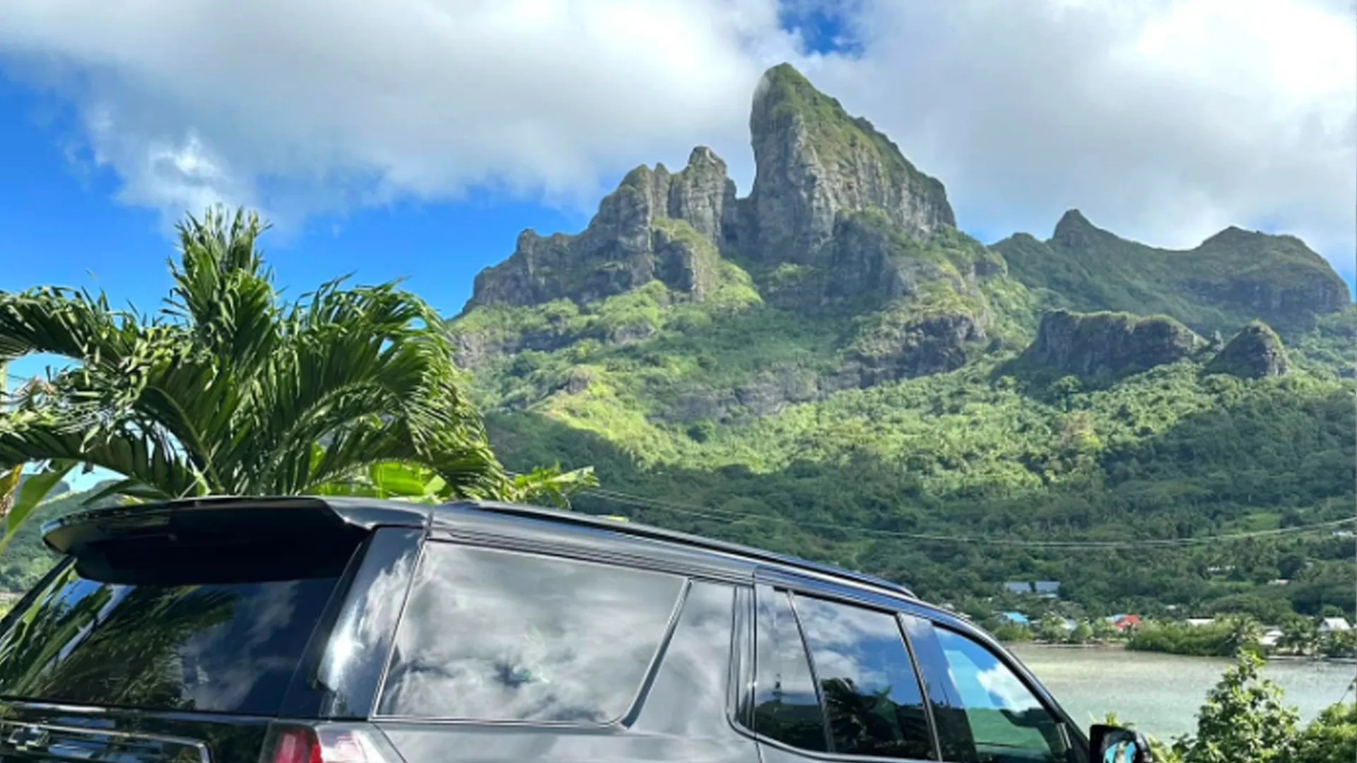Exclusive private VIP tour minivan with panoramic view of Mount Otemanu and lagoon in Bora Bora